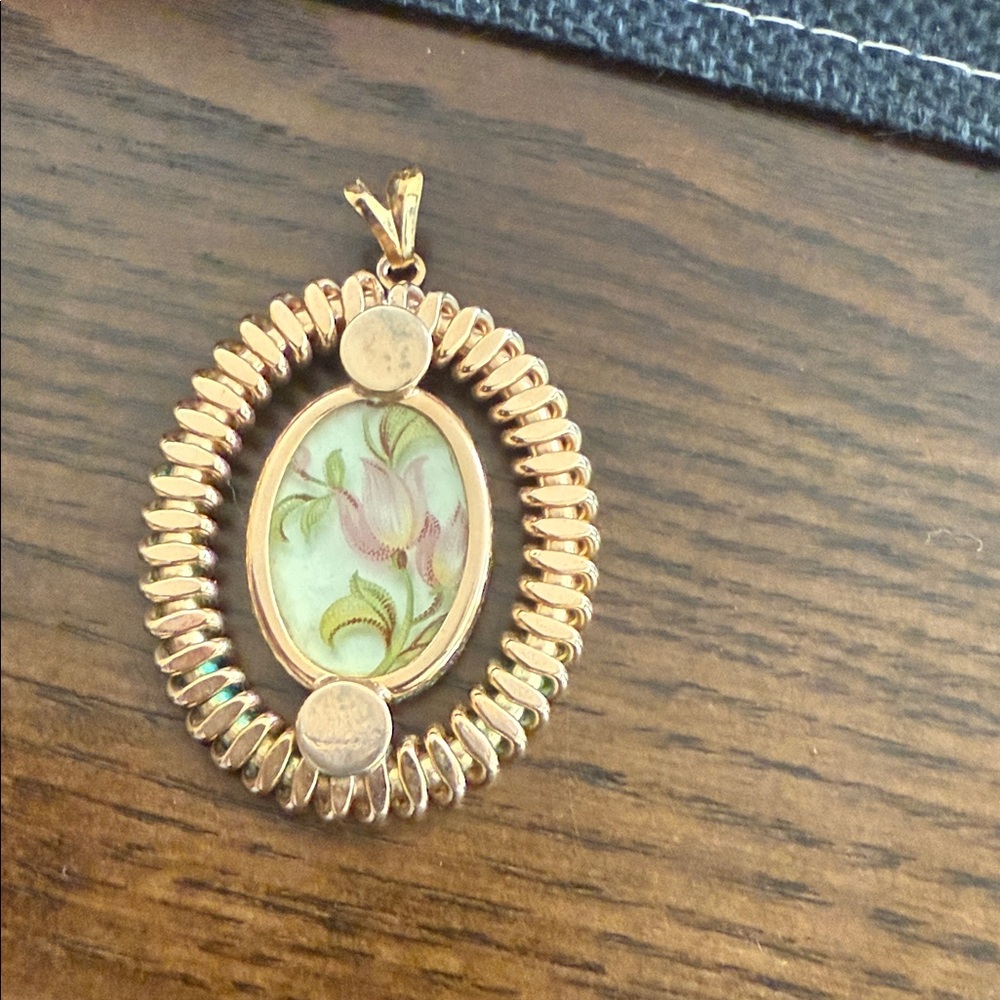 Elegant Gold Floral Pendant